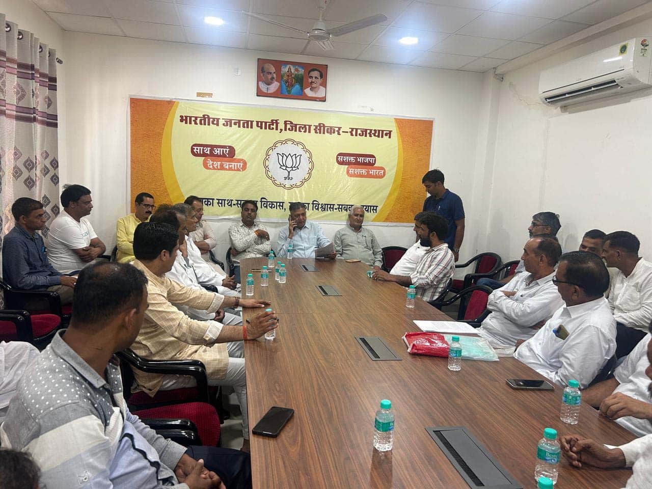 भाजपा कार्यालय में जनसुनवाई करते हुए राज्य सैनिक कल्याण बोर्ड के अध्यक्ष प्रेम सिंह बाजोर