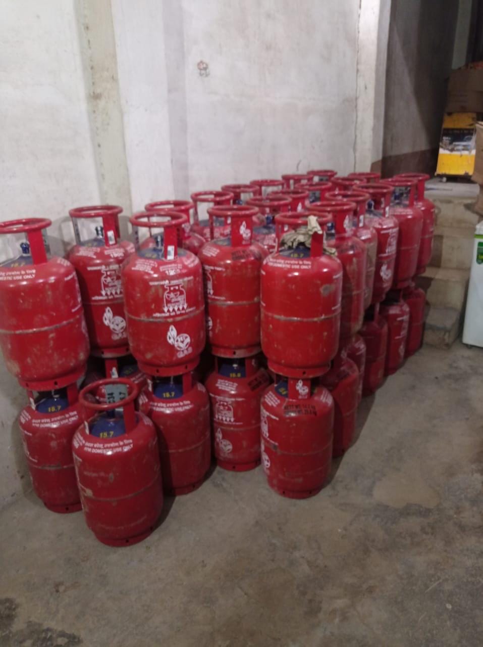 Black marketer of gas cylinders caught