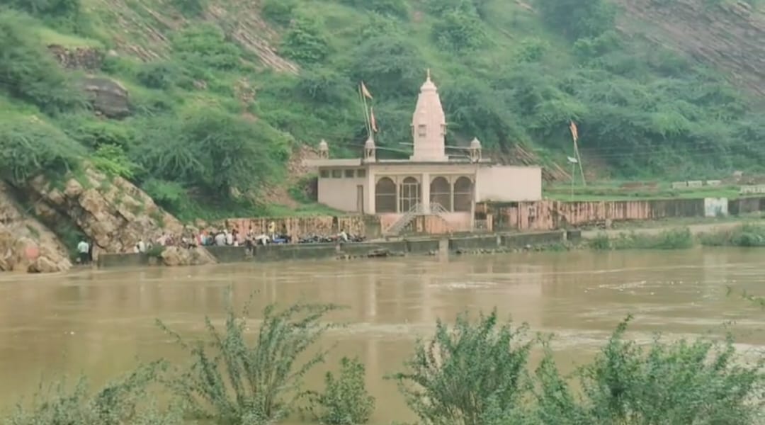 Bundi News: 11 tourists who went to visit Bilkeshwar Mahadev got trapped in flood, SDRF pulled them out safely