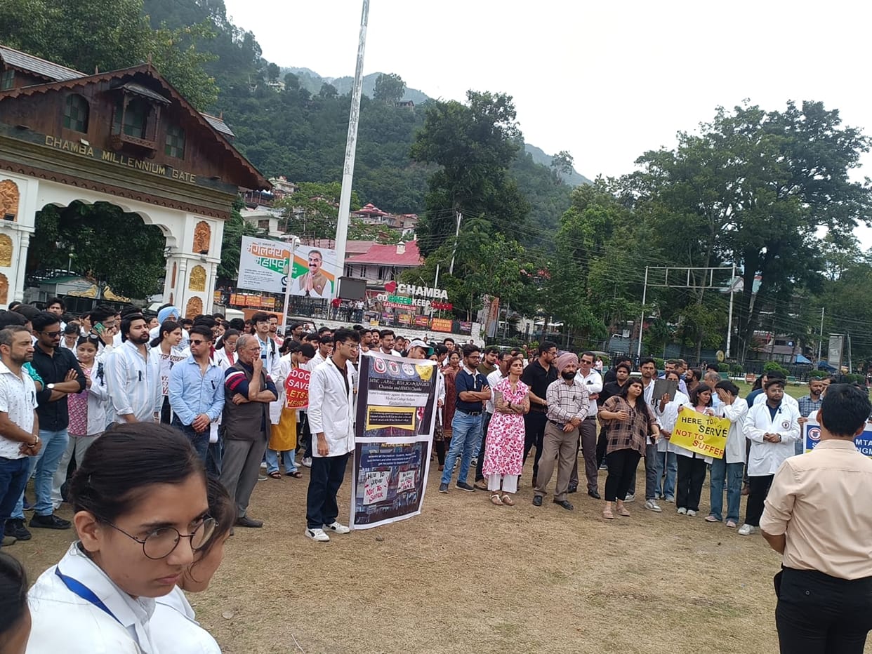 Ten police personnel should be deployed for security in the medical college: Dr. Manik