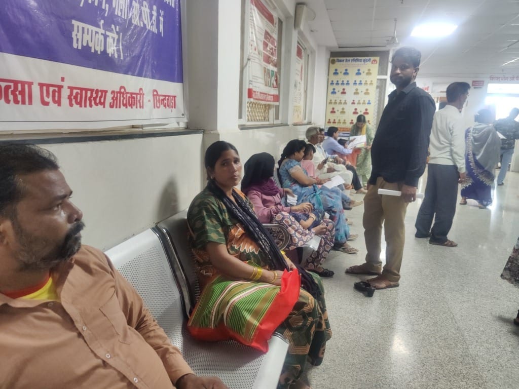 डॉक्टर के इंतजार में बैठे मरीज