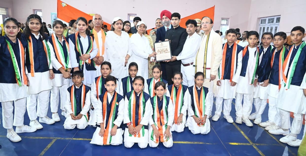 Those who have done excellent work in various fields were honored