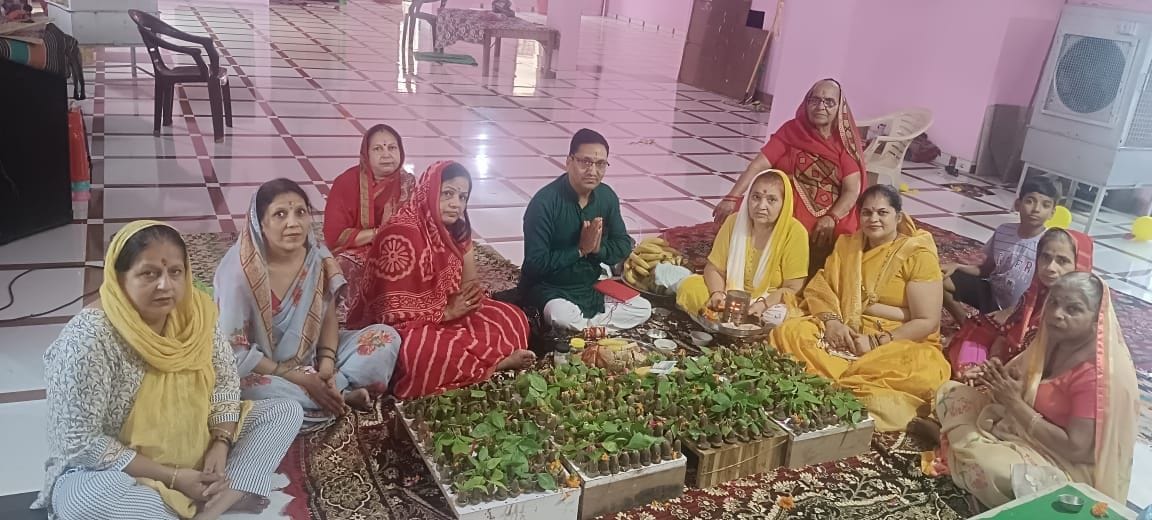 Mahila Mandal made 301 Shivling and worshiped it