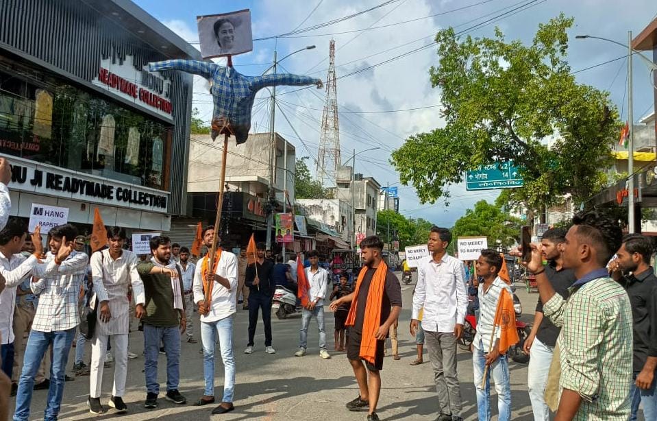Vidyarthi Parishad workers demonstrated against Mamata