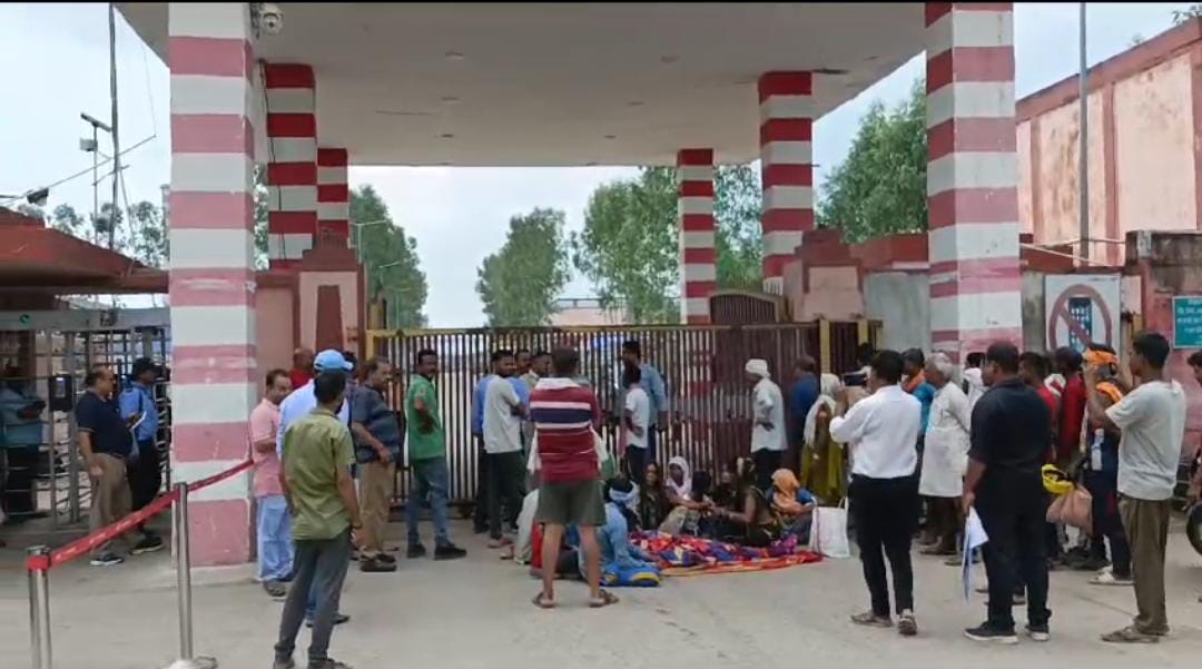 ओरिएंट पेपर मिल गेट के सामने जारी विरोध प्रदर्शन