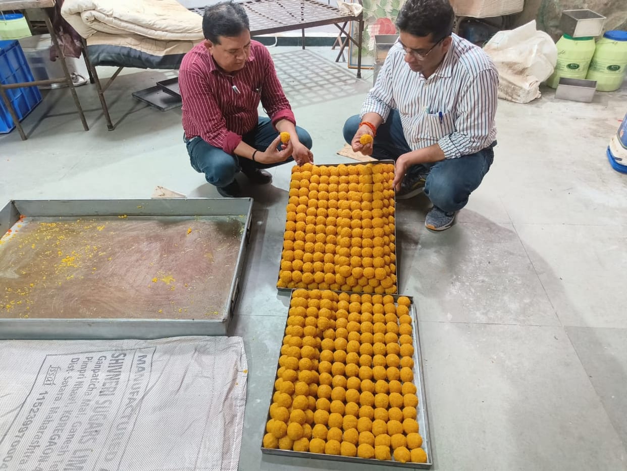 Khargone: food safety officers in field on Rakshabandhan festival seized samples from 20 establishments