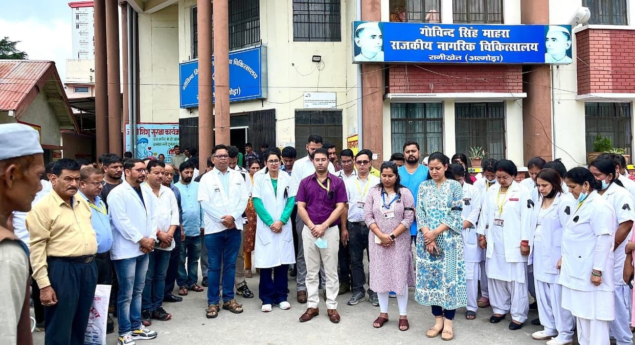 Doctors protested in Ranikhet by tying black ribbons.
