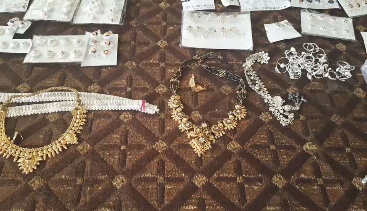 sagar jewlars dukan main chori ke aaropi giraftar