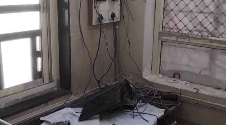 Damoh Unknown miscreants vandalized the OPD of the district hospital, police reached the spot