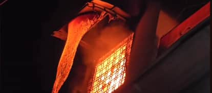 Burhanpur: Late night suddenly flames and smoke started rising from the third floor of the hotel saket