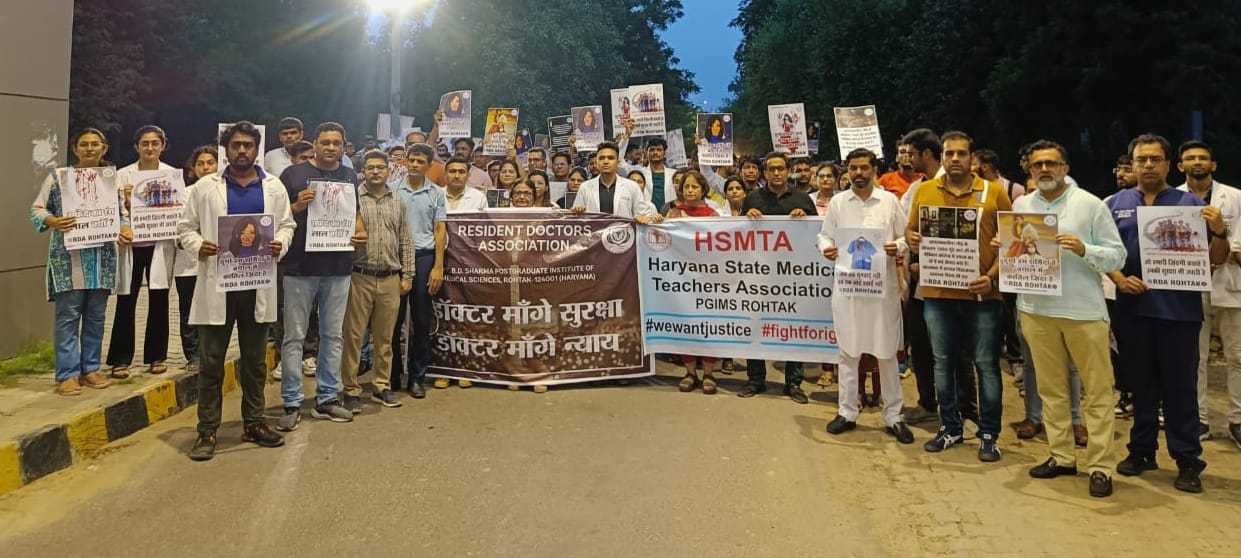 Resident doctors expressed anger by forming a human chain