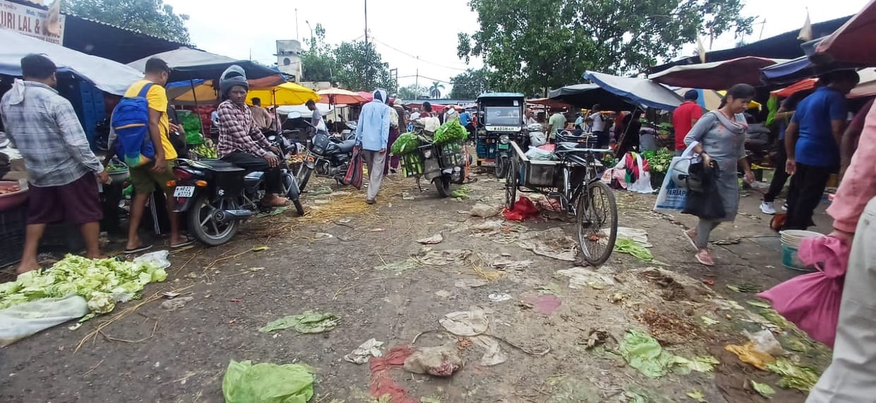 Dirt in the market, people started locking the market committee office, cleaning was done in two hours