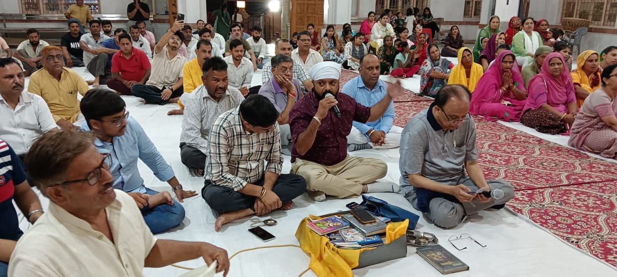 Shyam devotees danced enthusiastically on the bhajan.
