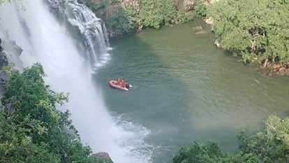 Bundi : A young man fell into a 150 feet deep gorge from Bhimlat Mahadev waterfall, SDRF team is doing rescue