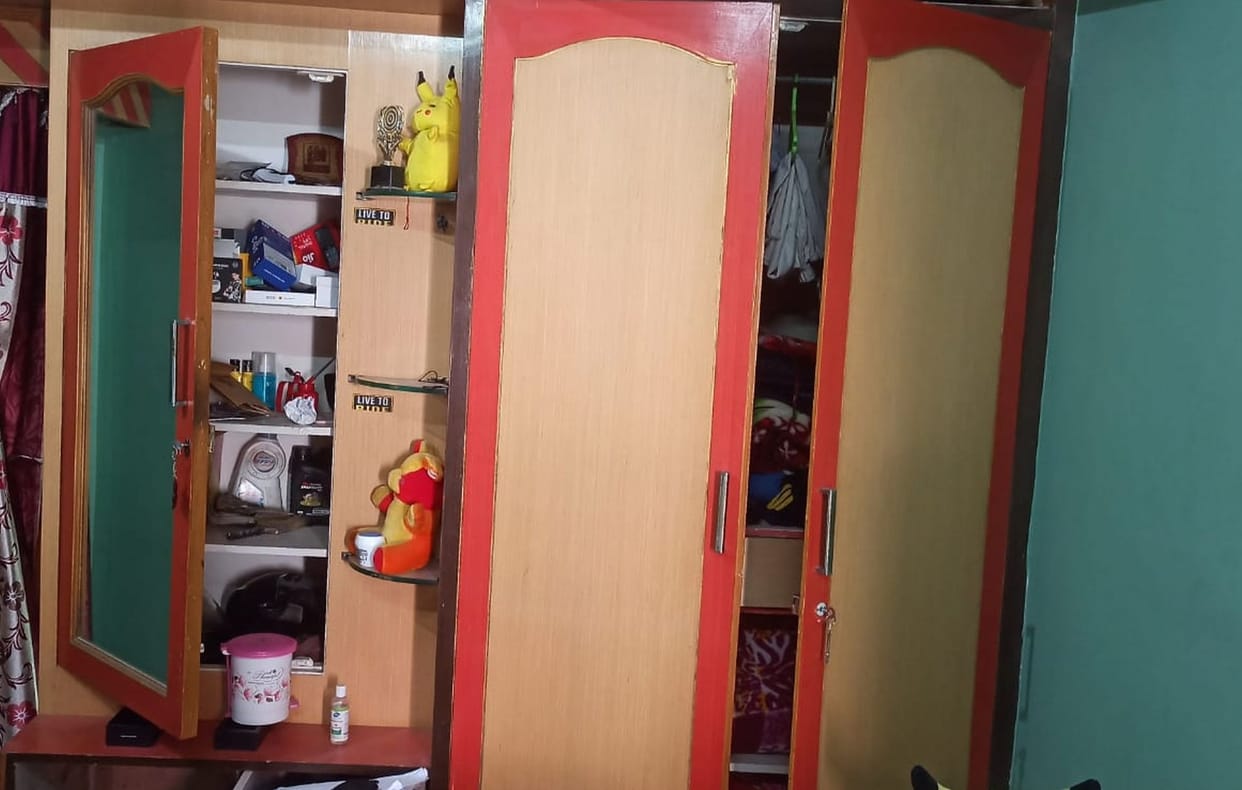 Thieves broke the locks of the house in Kiani and took away jewelery and cash