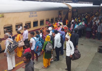 Travel on Diwali: Mumbai to Lucknow air ticket sold for Rs 25,512, people are returning home in general coache