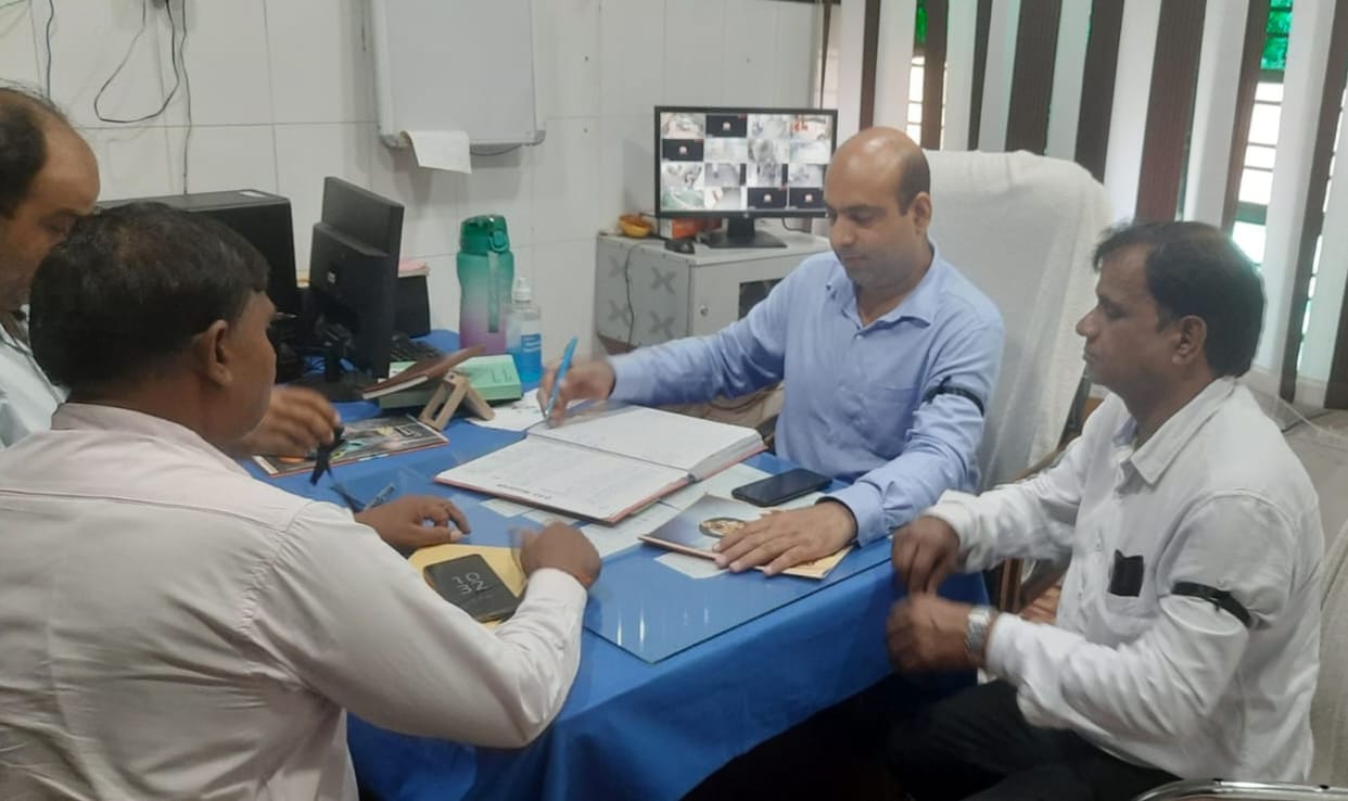 Doctors protested by tying a black band on their arms