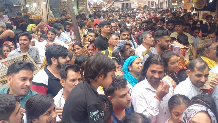 UP: बांकेबिहारी मंदिर में उमड़ रही भीड़, 13 दिन में 11 श्रद्धालुओं की तबीयत बिगड़ी; आने से पहले ध्यान रखें