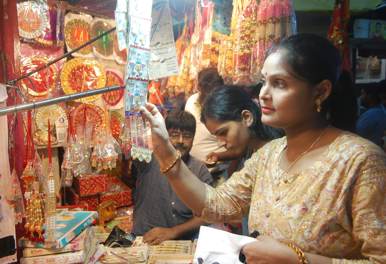 Today, in auspicious time, sisters will tie the thread of affection on the hands of brothers, the market is being decorated