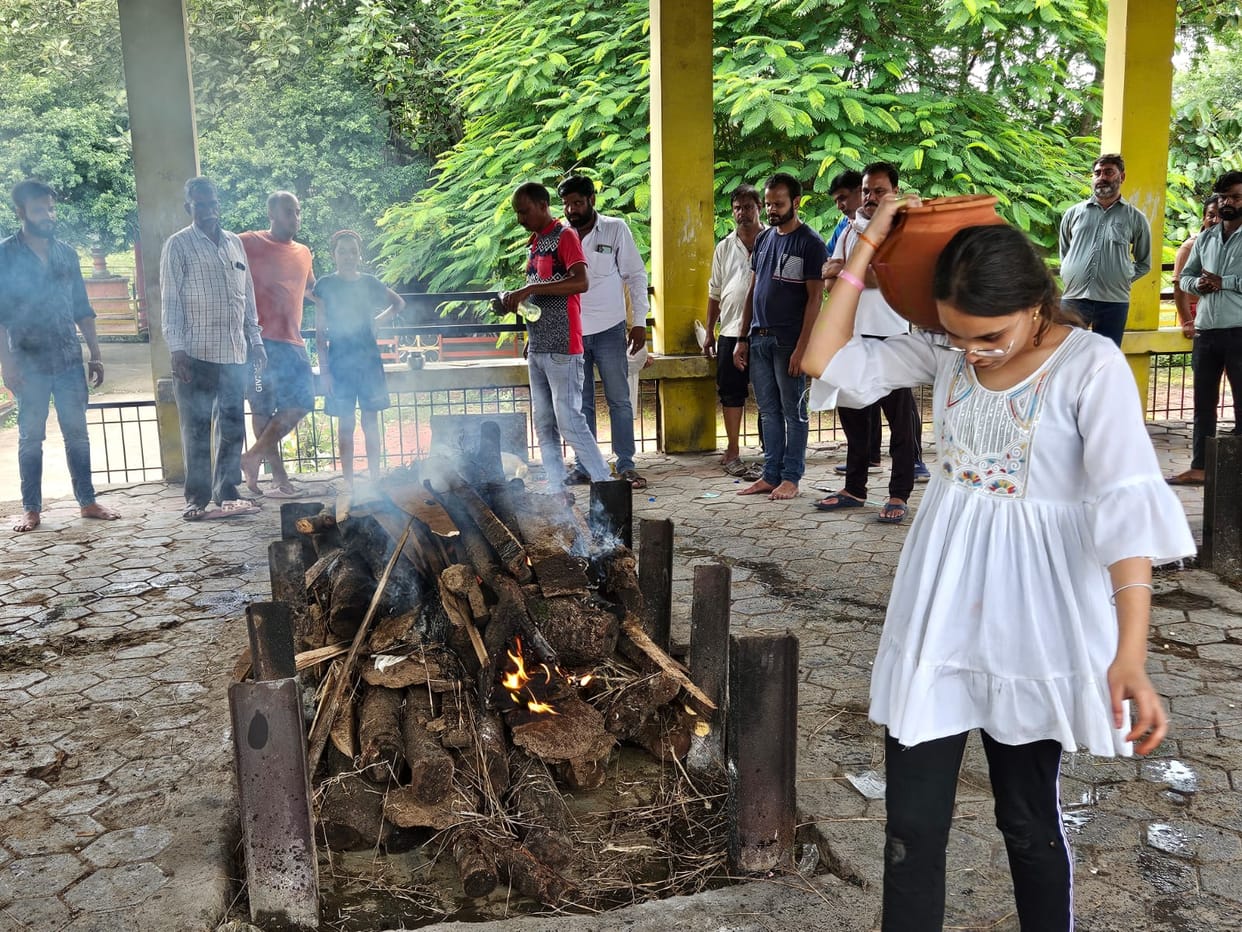 brother died before Raksha Bandhan Sisters lit the funeral pyre in sagar