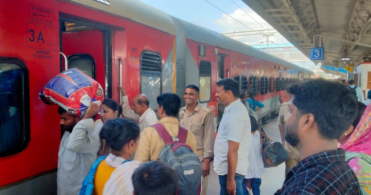 Crowd increased in trains due to Rakshabandhan