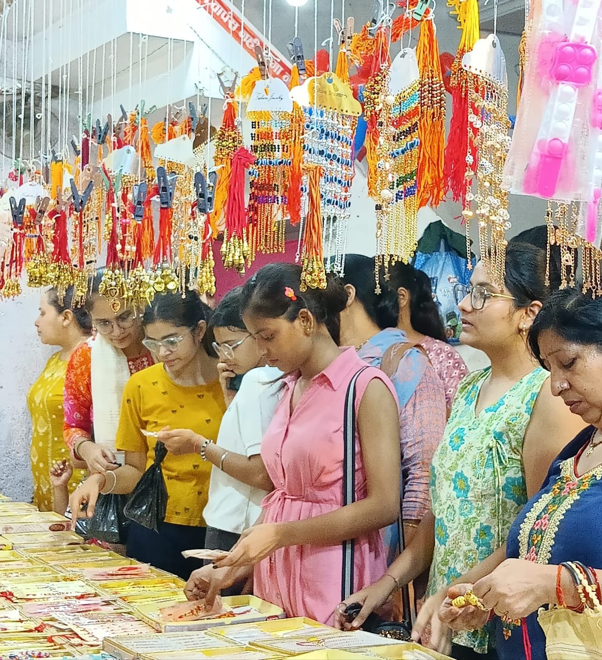 Markets decorated with Rakhi, sisters flocked to shop