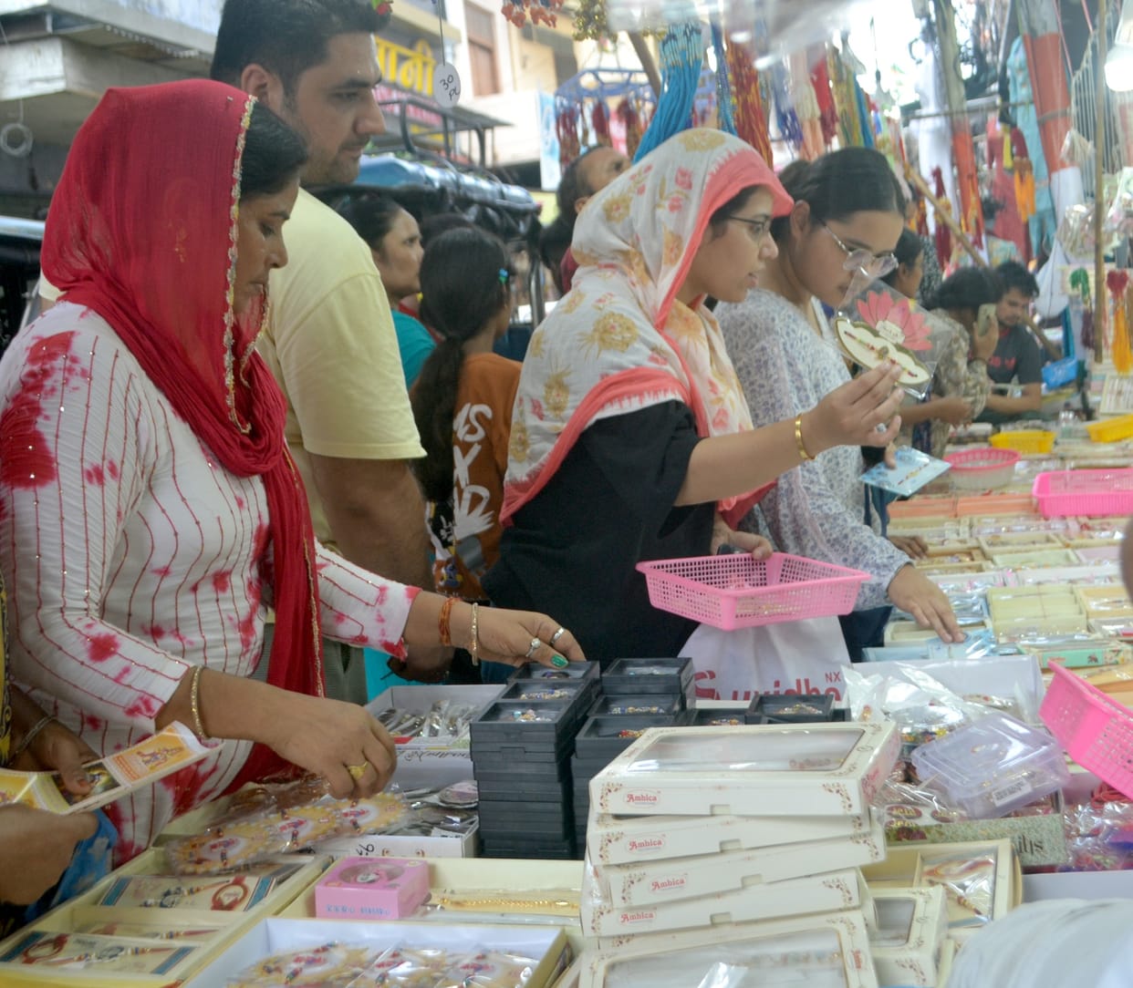 Crowd gathered in the markets to buy Rakhi
