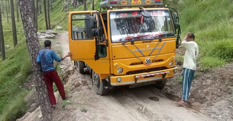 Tipper stuck on Tadigaon-Sata road for two hours