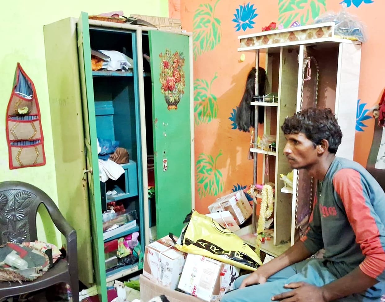 80 thousand rupees, gold and silver jewellery stolen from the house of a fruit merchant