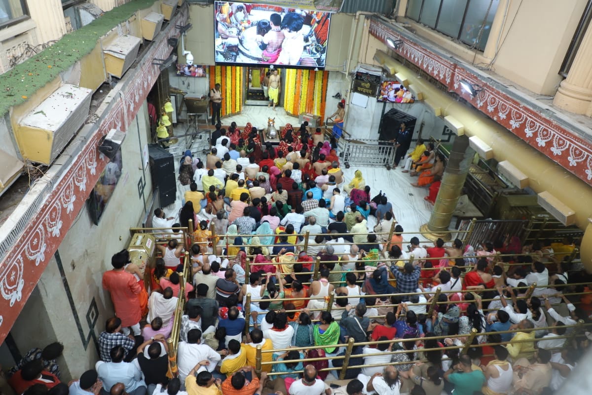 Rakshabandhan festival celebrated in the courtyard of Baba Mahakal Women of priest family tied Rakhi
