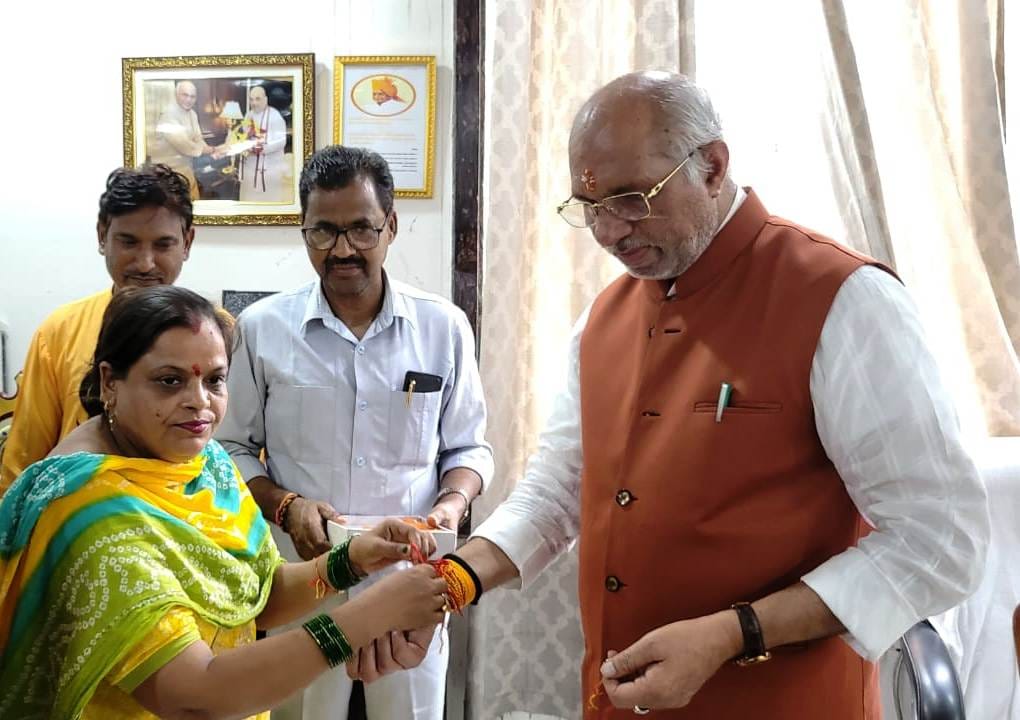 Mahila Morcha workers tied Rakhi on the minister's wrist.