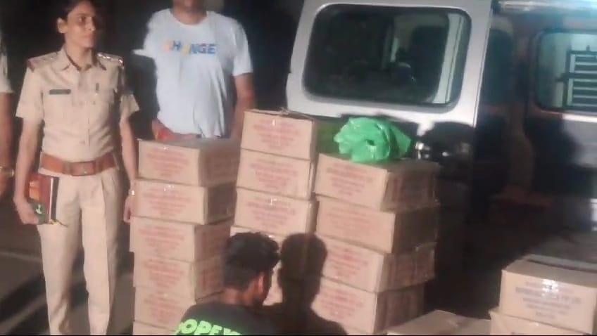 Damoh 50 boxes of illicit liquor traveling in Maruti van seized, three accused arrested