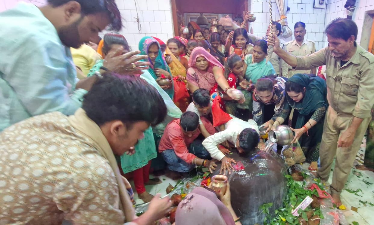 Damoh On the last Monday of Sawan, the cheers of Bam Bhole echoed in Jageshwardham Bandakpur