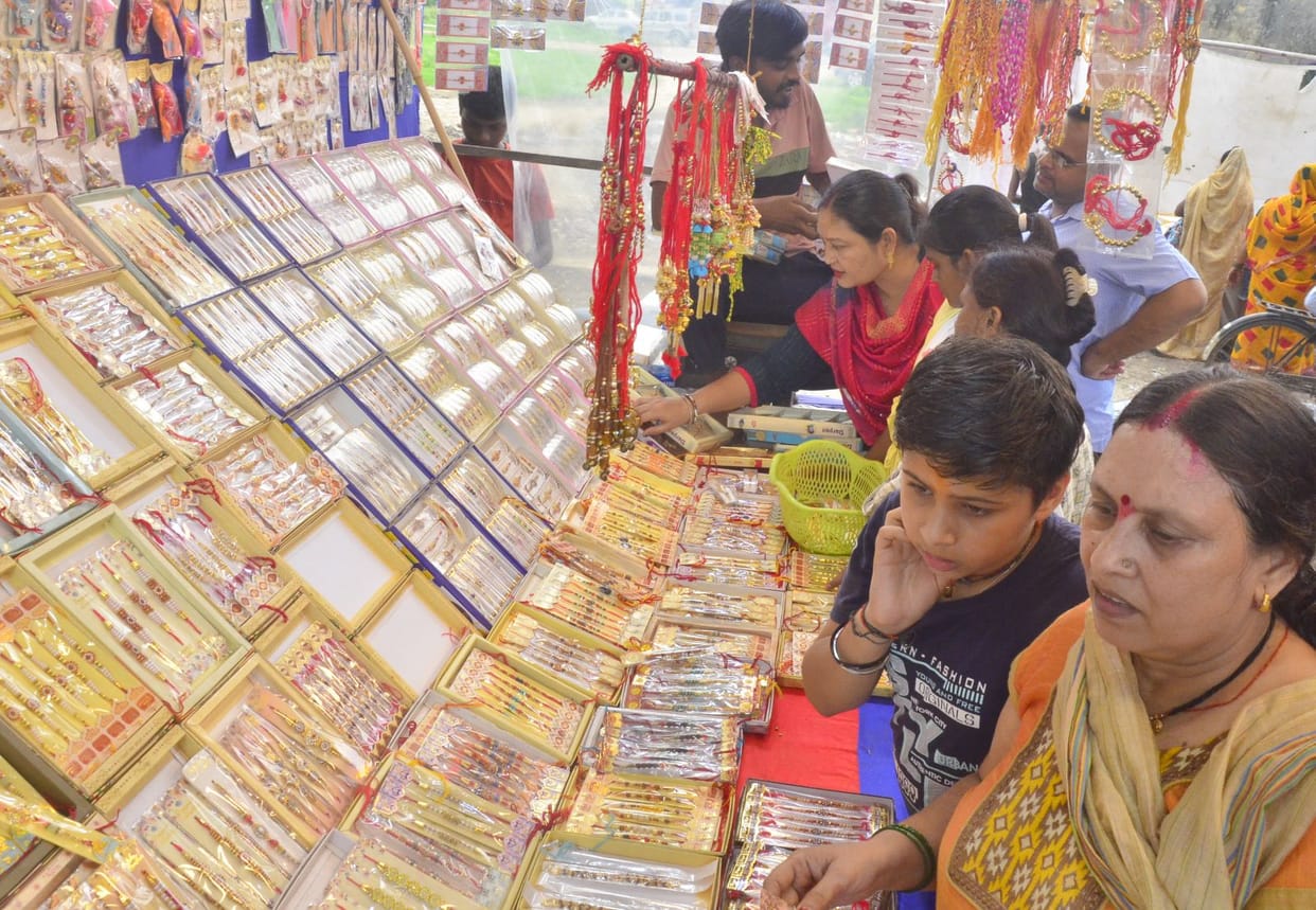 Rakhi is today, sisters did a lot of shopping