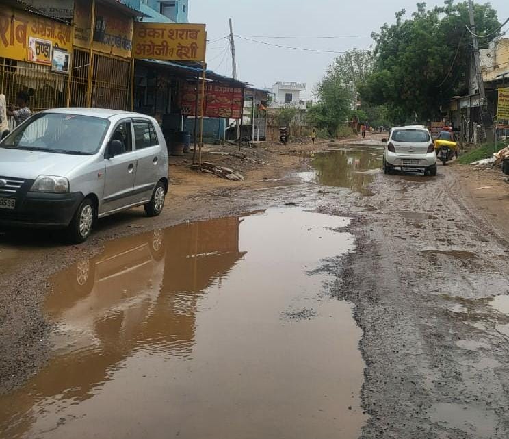 Potholes formed on Siha-Dhawana road, fear of accident