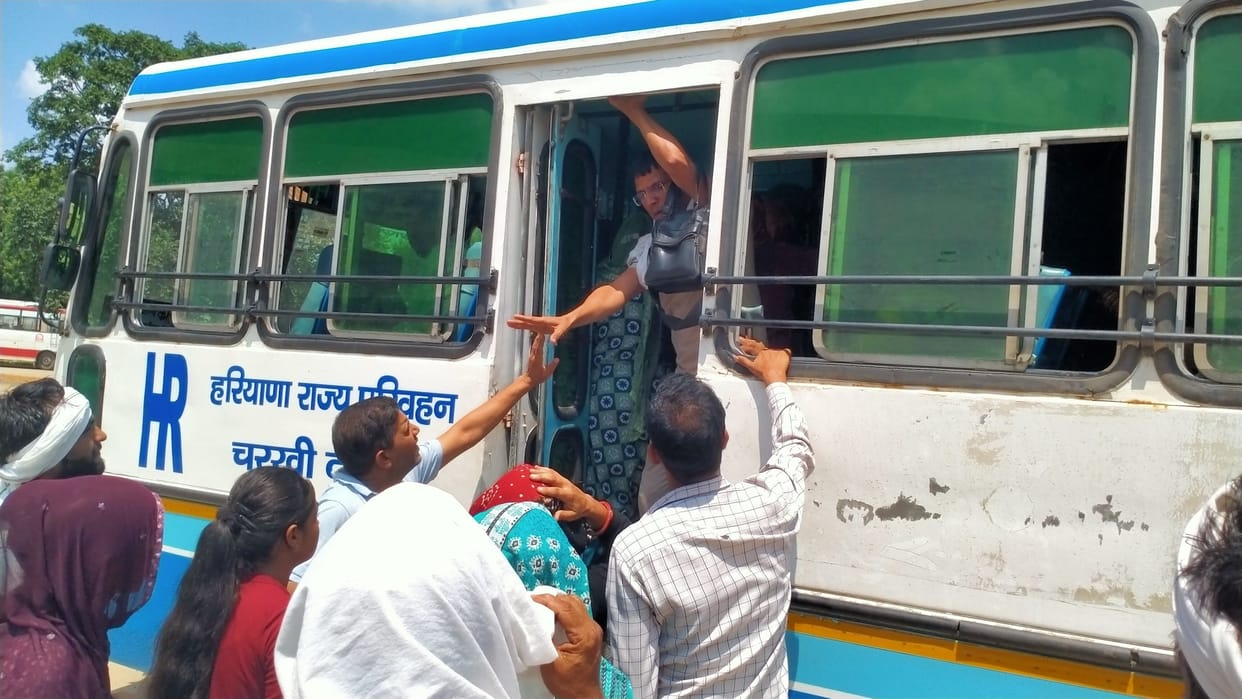Clash in buses... Clash over not seating passengers on shorter routes