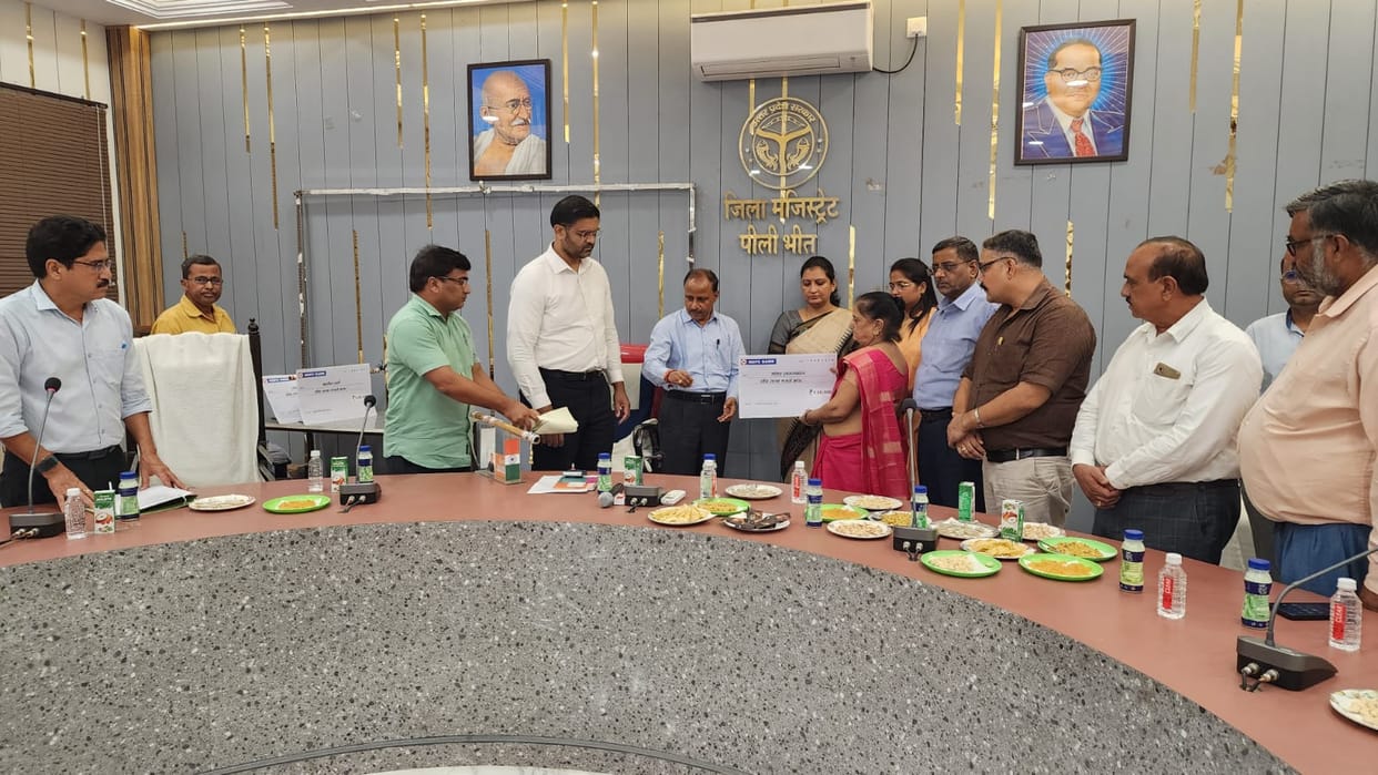 Checks for assistance given to the families of deceased advocates