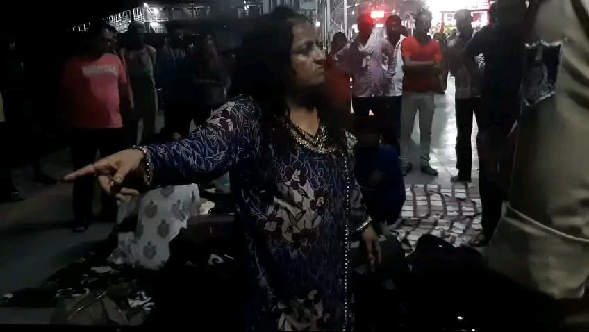 Damoh Woman created ruckus for hours at Damoh railway station, police reached one stop center late at night