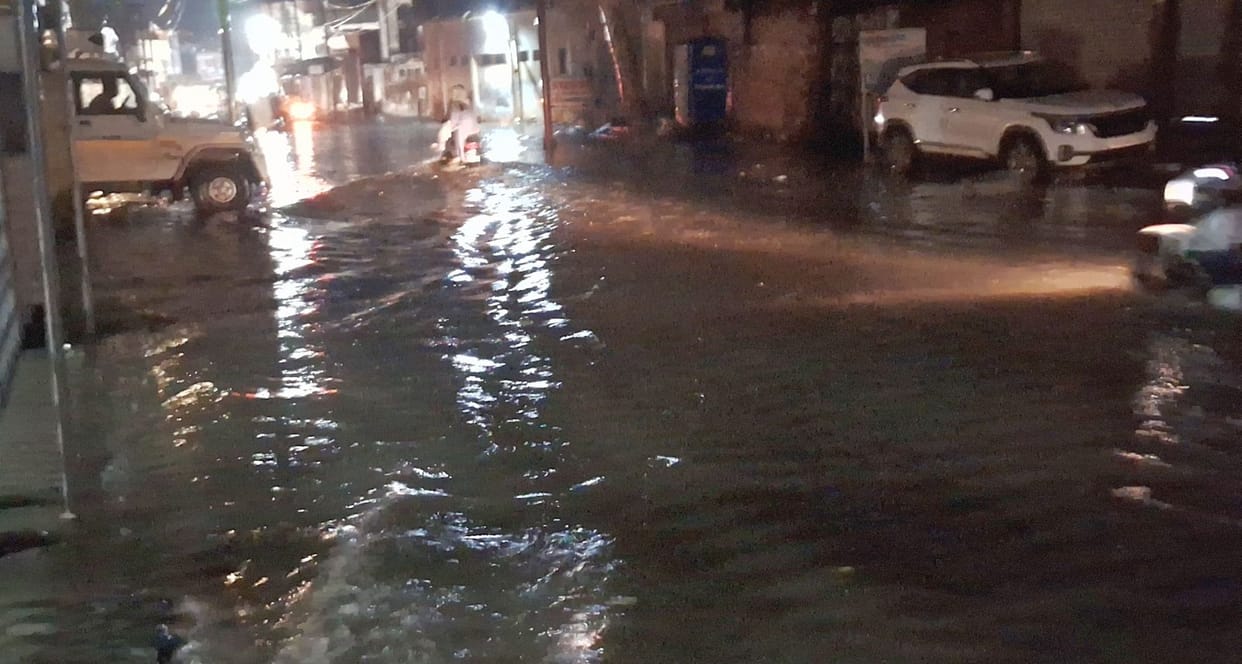 City roads submerged due to one hour rain