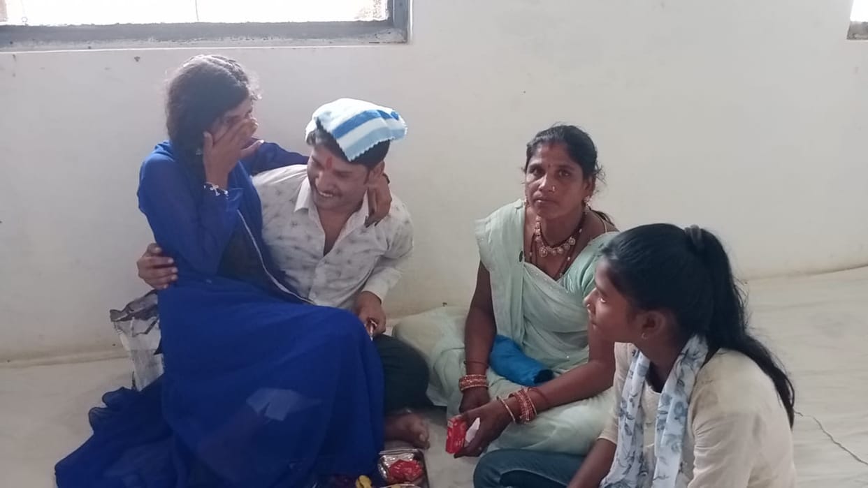Chhindwara Sisters reached district jail to tie Rakhi to their brothers became emotional after seeing