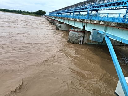 Rapti reaches above the danger mark and scares again