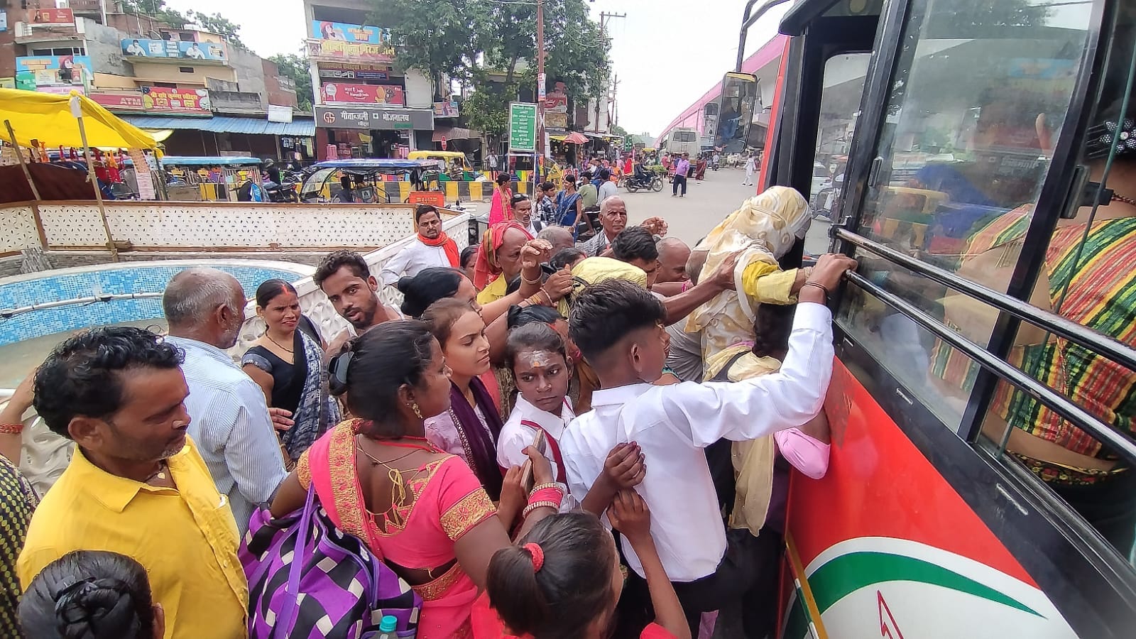 Crowd gathered in roadways buses on Rakshabandhan... people pushed and boarded