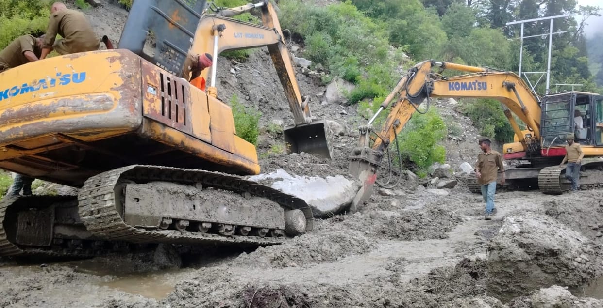 Manali-Leh highway remained closed for two hours due to rock fall