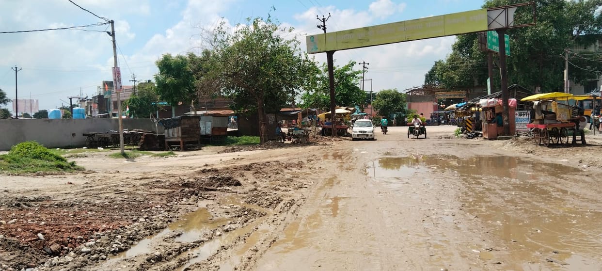 Dig the road and put stones... work stopped, vehicle riders slip and get injured