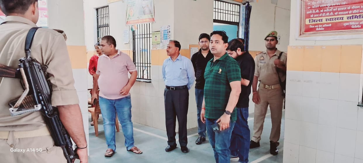 Doctor and 10 health workers were not found at Madhotanda CHC