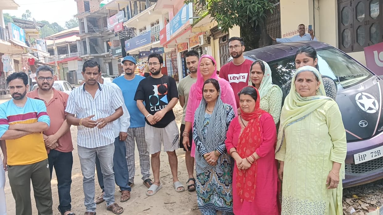 Residents of Bharedi market angry due to lack of water supply for 20 days
