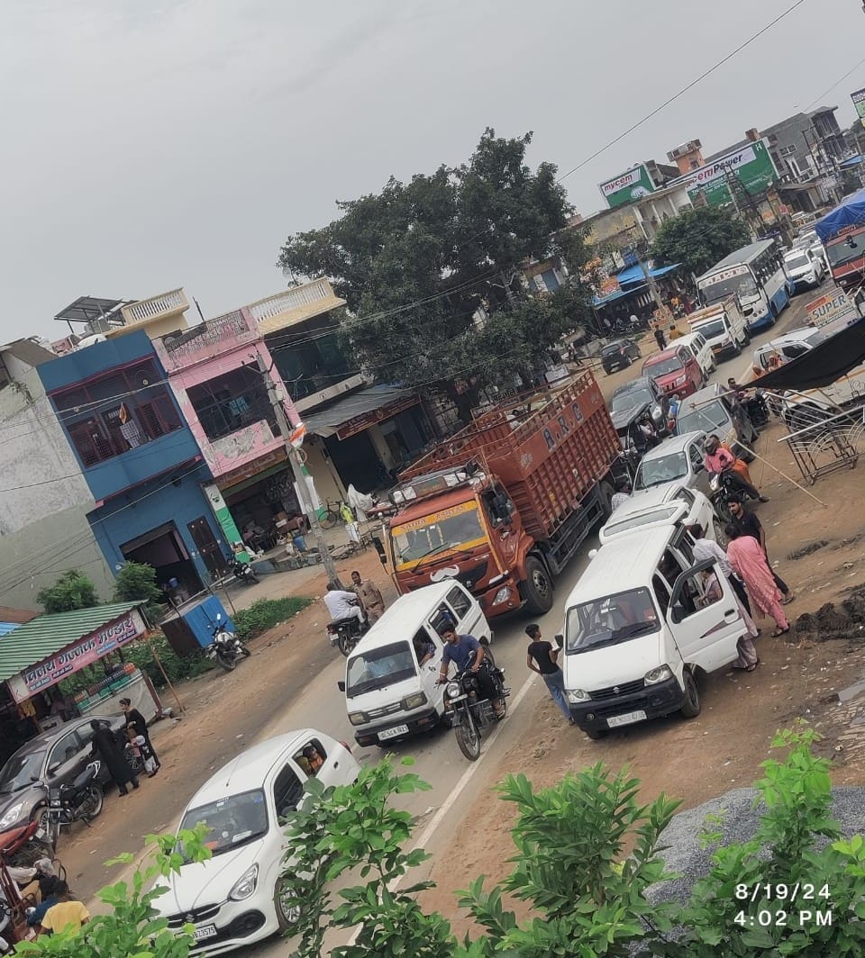 Market buzzes on Rakshabandhan, jam occurs