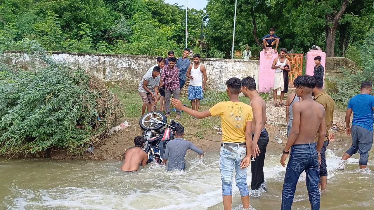 पानी में बहे दंपती को लोगों ने बचाया।