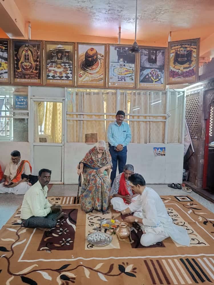 Khandwa Members of team fighting Ram Janmabhoomi case SC advocates reached Omkareshwar and visited Jyotirlinga