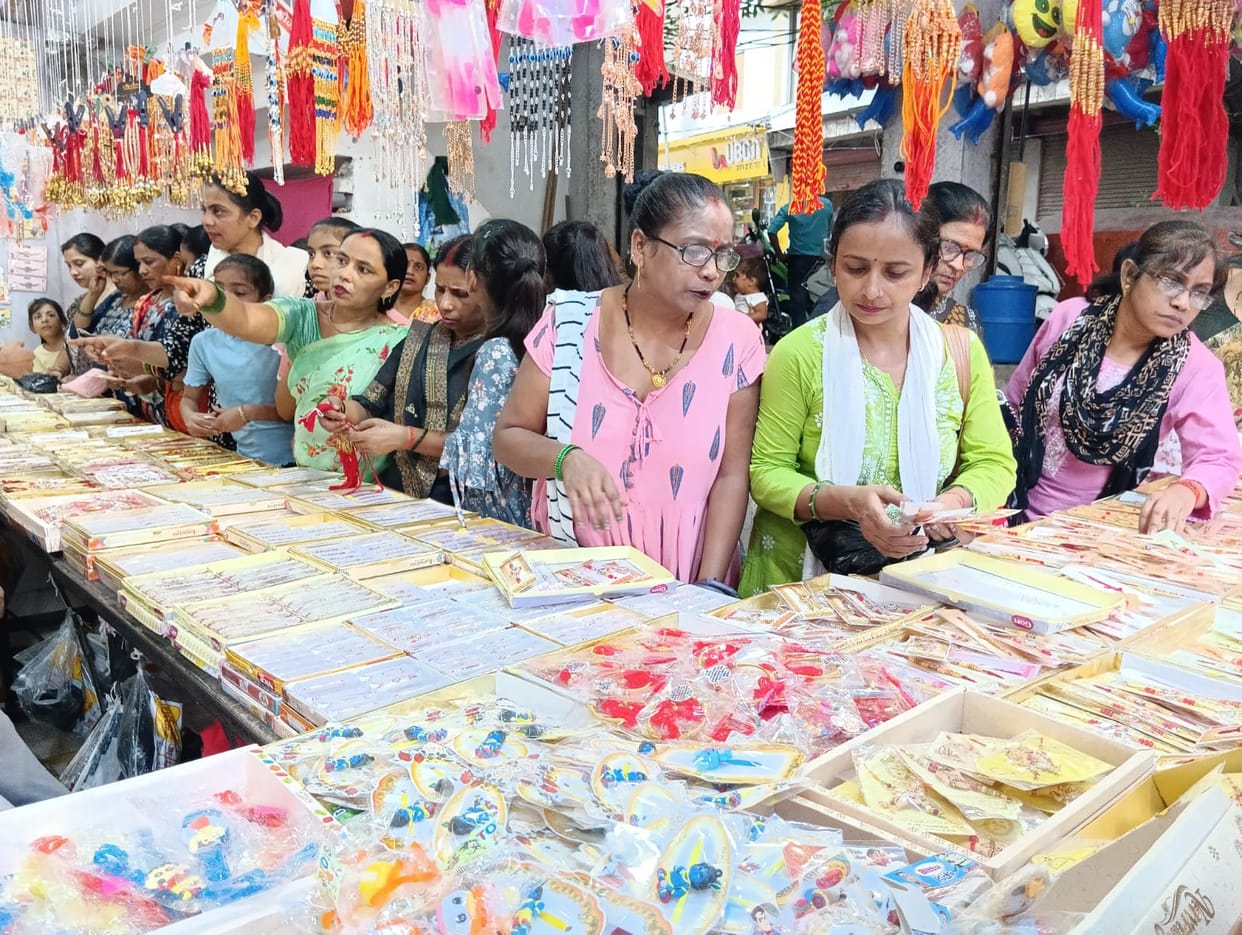The market was decorated with fancy rakhis, Bhaiya-Bhabhi rakhis were sold in large numbers